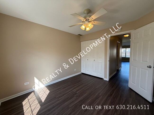 Building Photo - ***2 BDRM / 2ND FLOOR / WASHER & DRYER IN ...