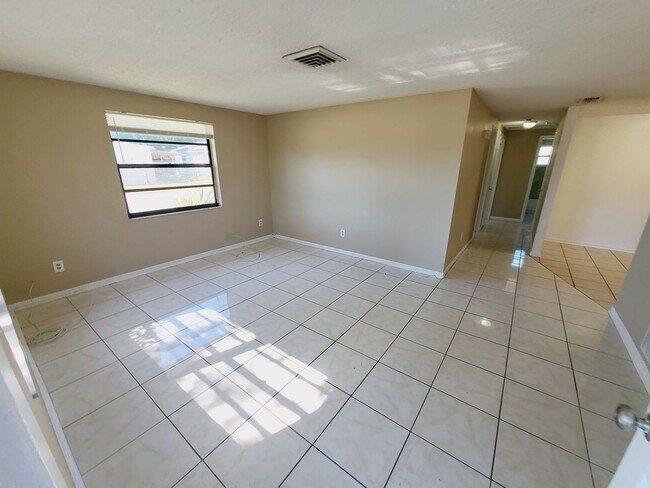 Building Photo - Charming Four Bedroom One Bathroom House p...