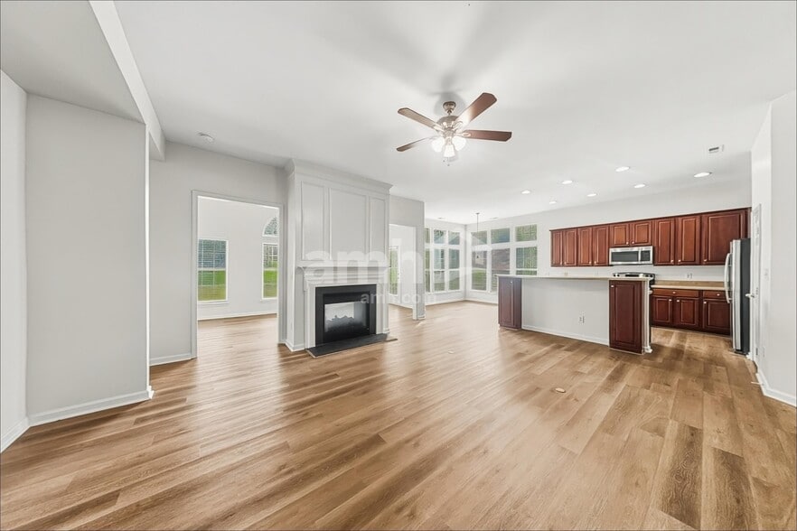 Building Photo - 5071 Sunburst Ln