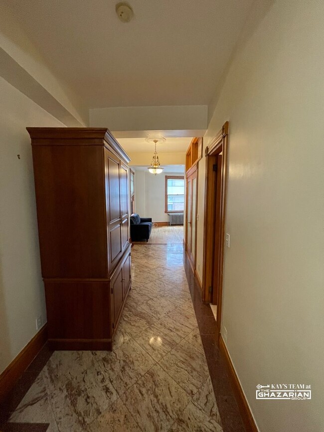 Building Photo - Beacon Hill One Bed Available Now - No Bro...