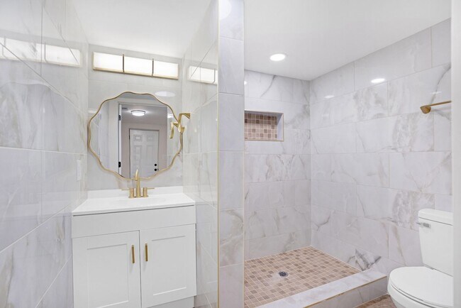 Building Photo - Beautiful Renovated 3 Bedroom Home For Ren...