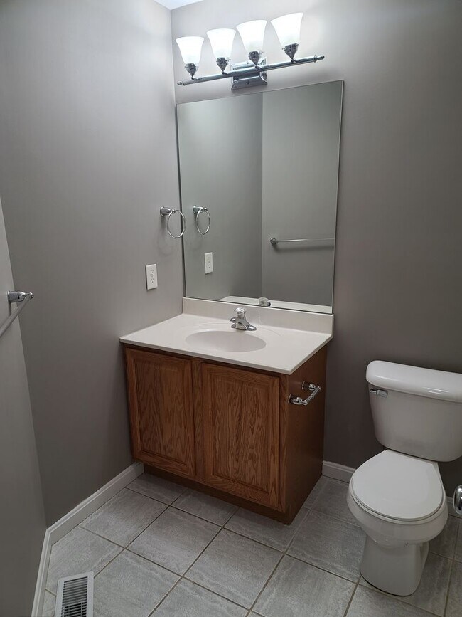 Building Photo - 3 Bedroom 2 1/2 bath end unit Townhome for Rent in Waynesboro