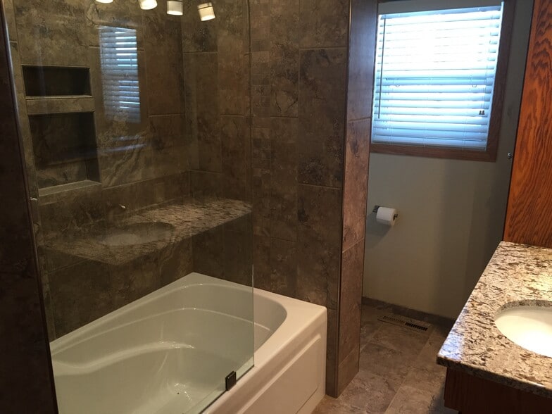 Master Bathroom (upstairs) - 521 6th Avenue Northeast