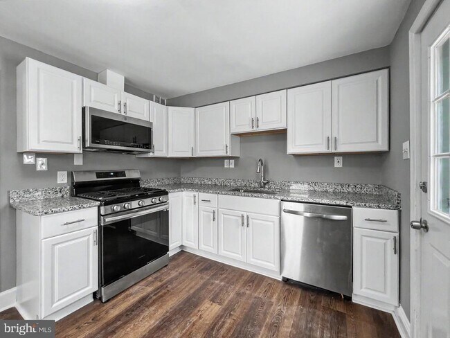 Building Photo - 5900 Hamilton Ave