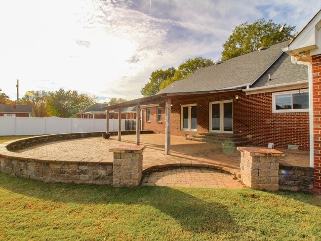 Building Photo - Spacious home!