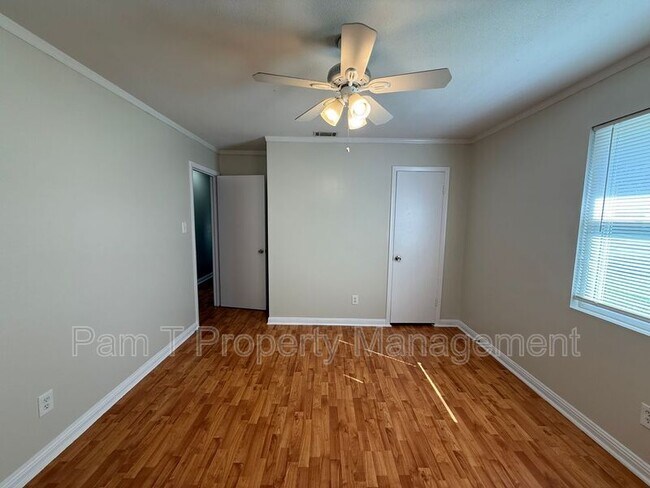 Building Photo - 211 Holiday Dr