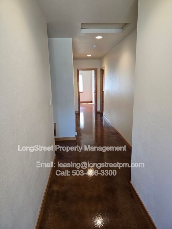 Building Photo - 132 SW Avery Ave