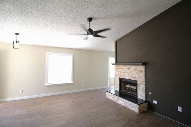 Building Photo - Beautiful Northeast Home -Utilities are a ...