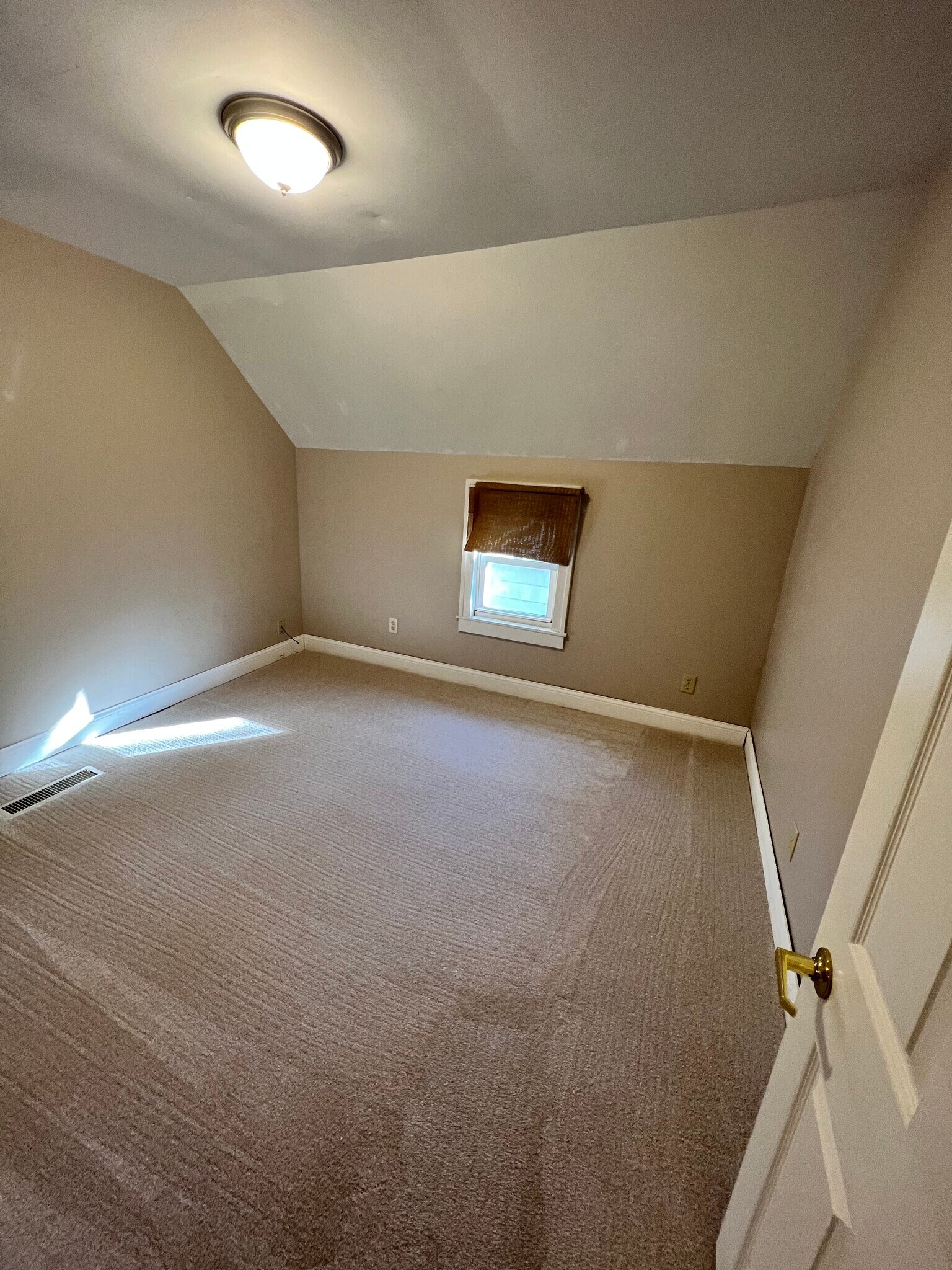 Building Photo - 3058 Hayes St NE