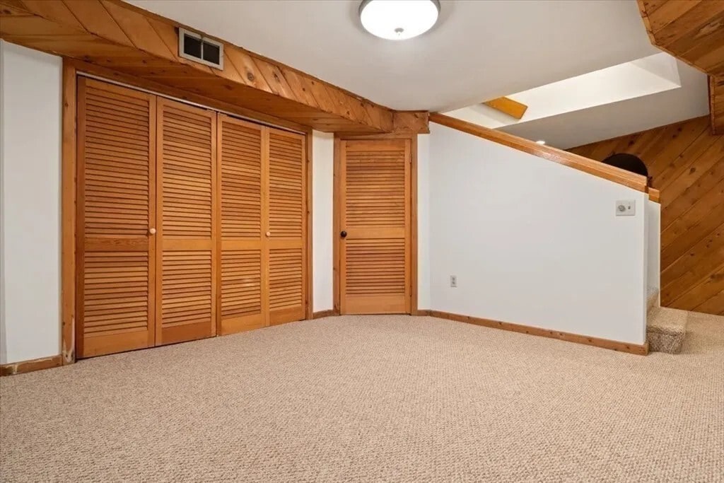 Building Photo - 16 King Philip Trl