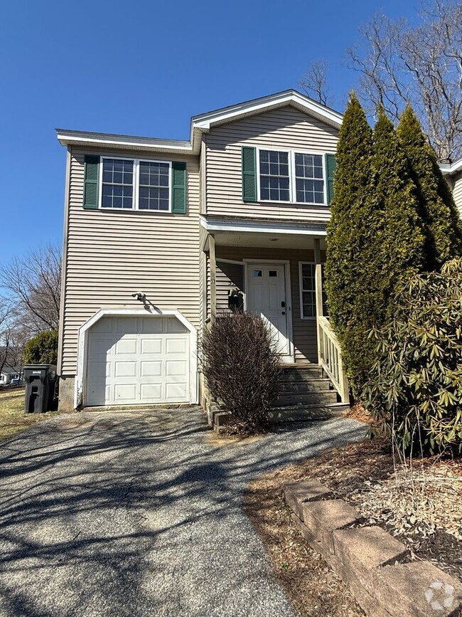 Building Photo - spacious three-bedroom townhouse!