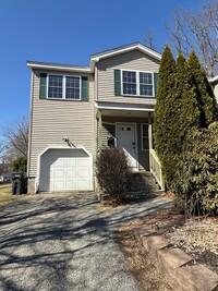 Building Photo - spacious three-bedroom townhouse!