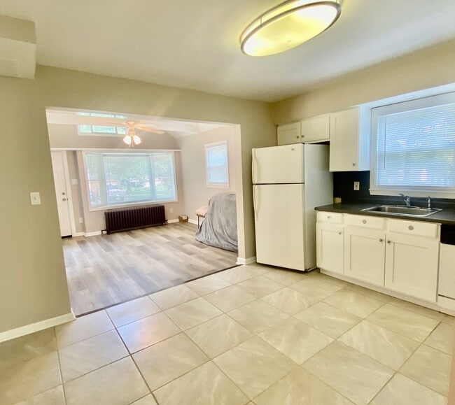 Building Photo - SPACIOUS 4 BED/2 BATH HOUSE-Luxury Vinyl F...