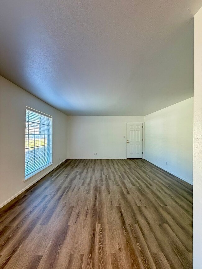 Building Photo - Beautiful Fully Remodeled 2 bedroom Townhome