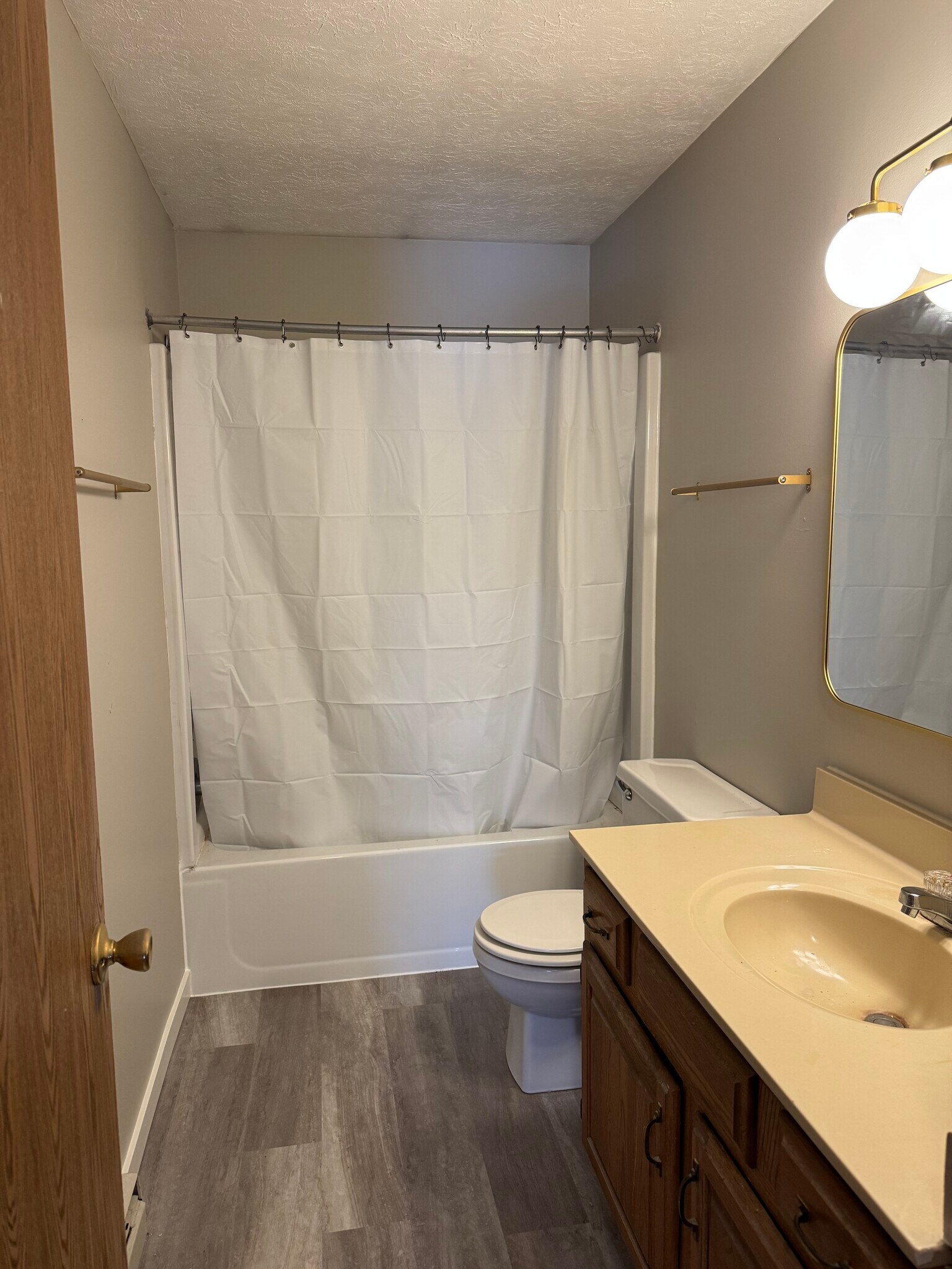 Building Photo - 1833 Cloveridge Dr