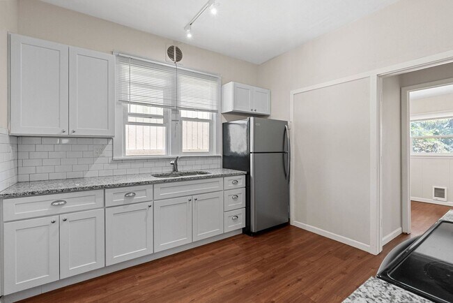 Building Photo - Renovated 5 Bed, 2 Bath House + Office EWU Off Campus Housing! AVAILABLE 7/20!