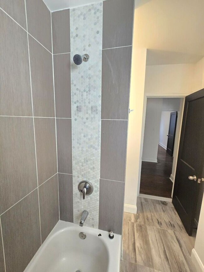 Building Photo - 4 Bedrooms 3 Bathrooms