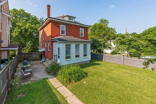 Building Photo - 3036 Urwiler Ave