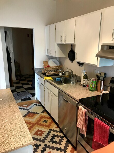 Building Photo - 3 Calvin St