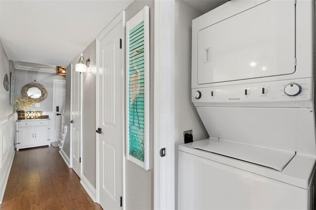 Building Photo - 4751 Coquina Key Dr SE