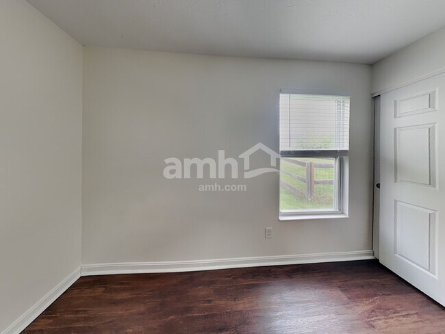 Building Photo - 10248 Meadow Glen Dr