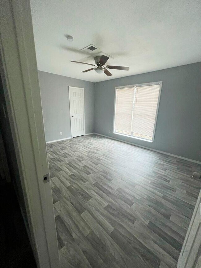 Building Photo - 3662 Hemlock Ln