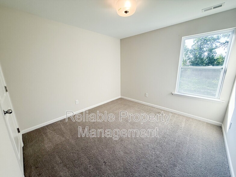 Building Photo - 140 Willow Green Dr