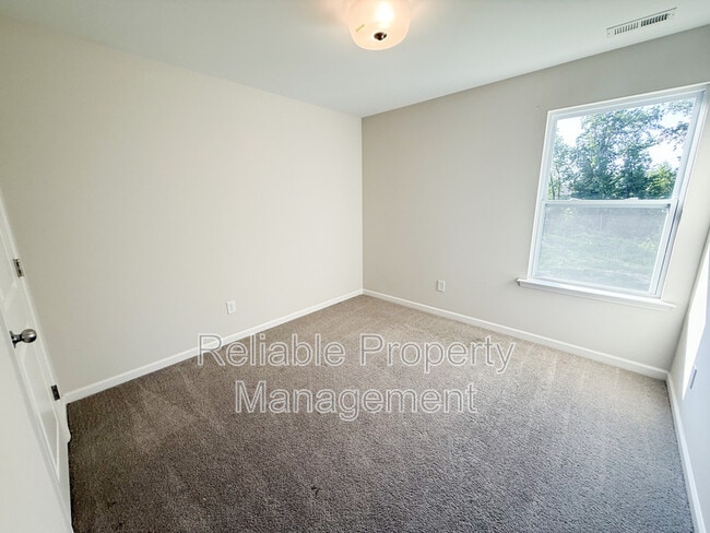 Building Photo - 140 Willow Green Dr