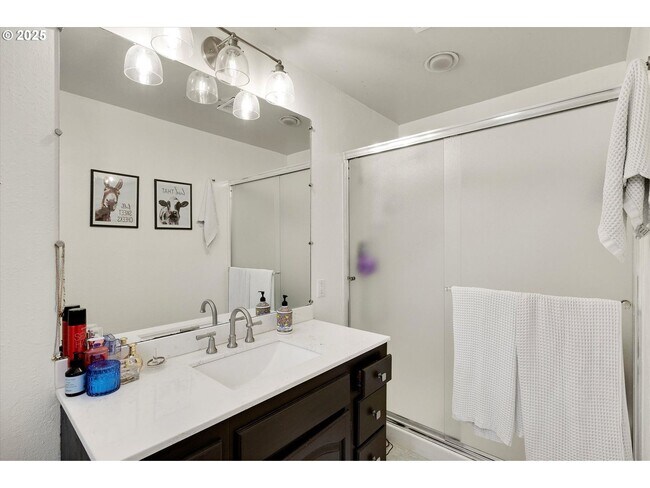 Building Photo - Bull Mountain Gem – Single-Level 3BR with 2 Living Areas, Large Yard & Pergola Patio