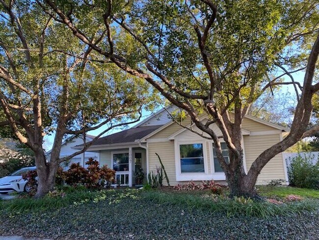 Building Photo - Florida living at its finest with the 2 bedrooms and 2 bathrooms plus a flex room home!