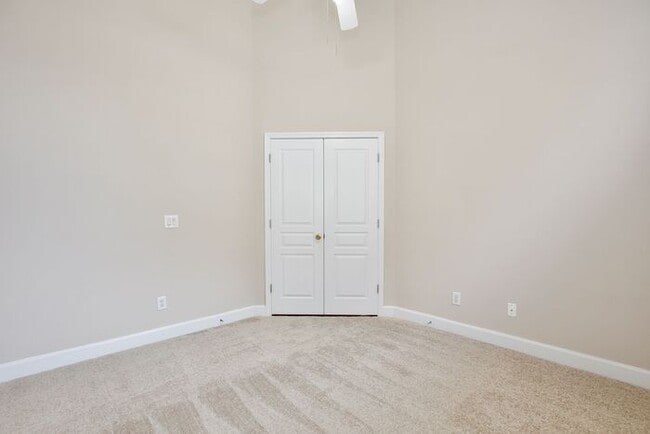 Building Photo - Stunning 4/3 Pool Home with a Bonus Room a...