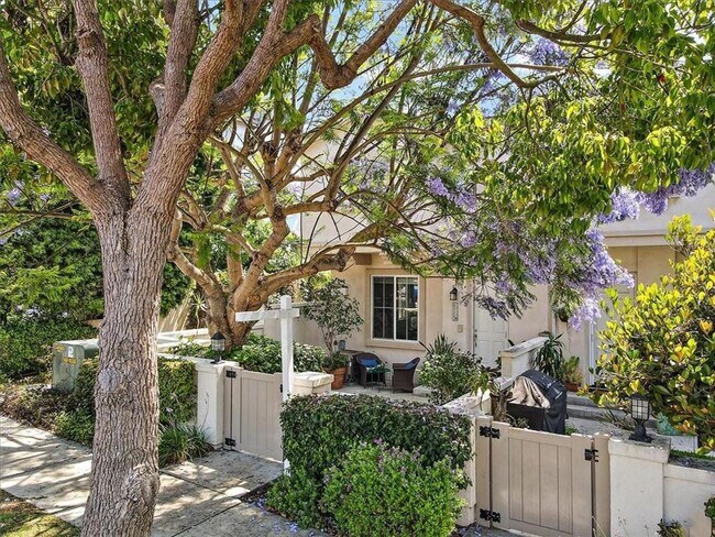 Building Photo - 3 Bedroom + Bonus Room End Unit Townhome