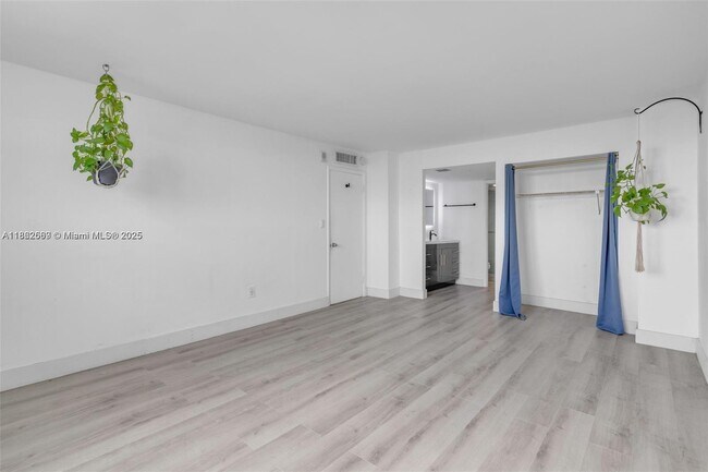 Building Photo - 6900 Bay Dr