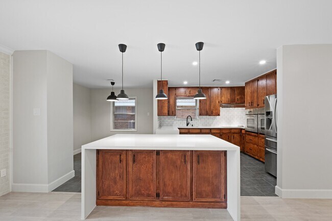 Building Photo - 5911 Rutherglenn Dr