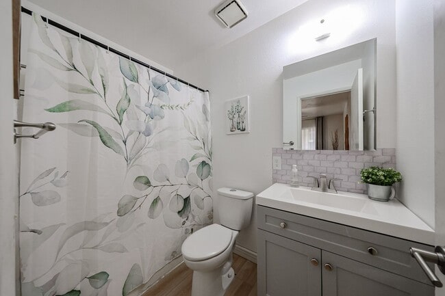 Building Photo - Great Location and Nicely Updated 2 Bed 2 Bath!