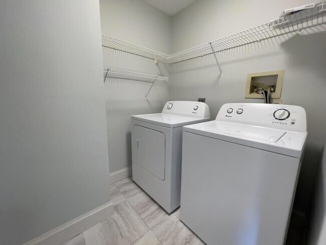 Building Photo - 6817 Via Regina