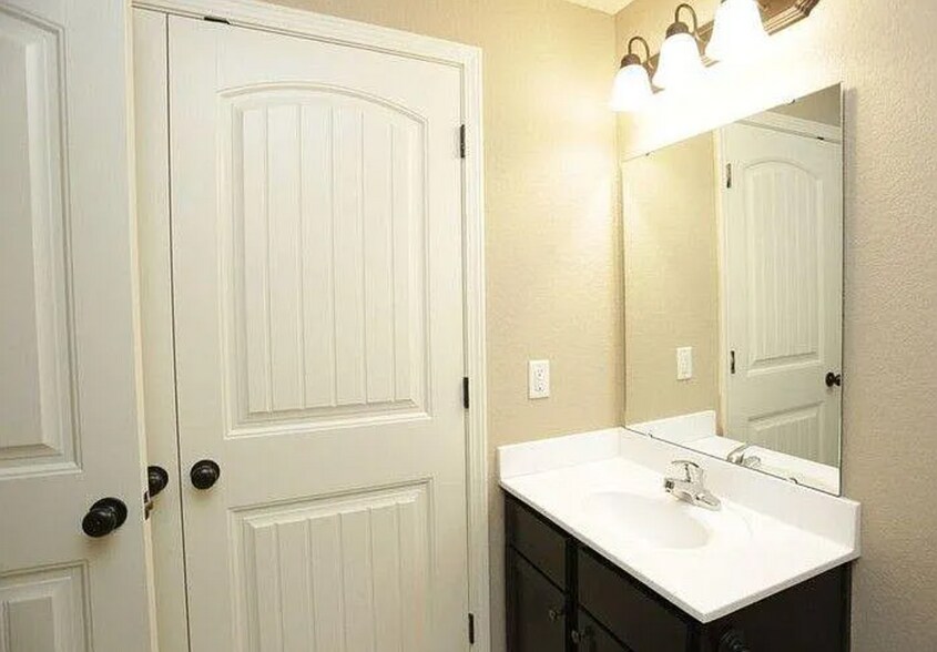 Building Photo - 2176 SW Timbertrace Ln