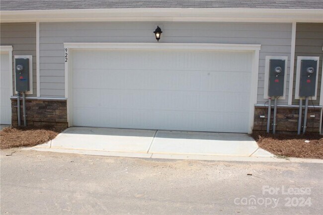 Building Photo - 922 Sagecroft Ln