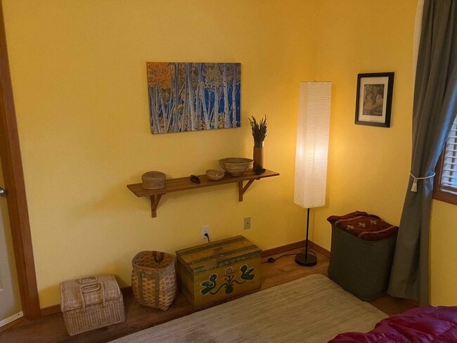 Building Photo - Charming Westside Condo Near Newport Market – Available April–October!