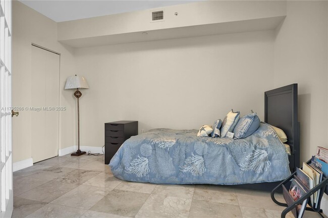 Building Photo - 4775 Collins Ave