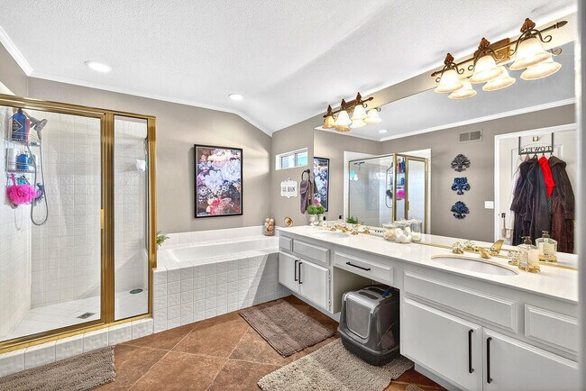 Building Photo - 10 Colonial Dr