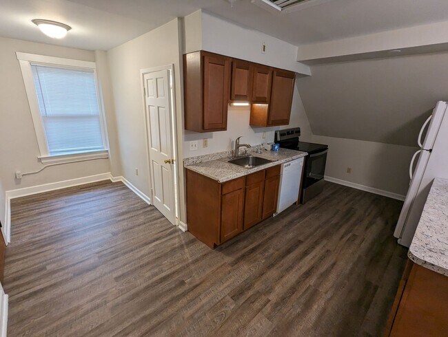 Building Photo - 2153 Slane Ave