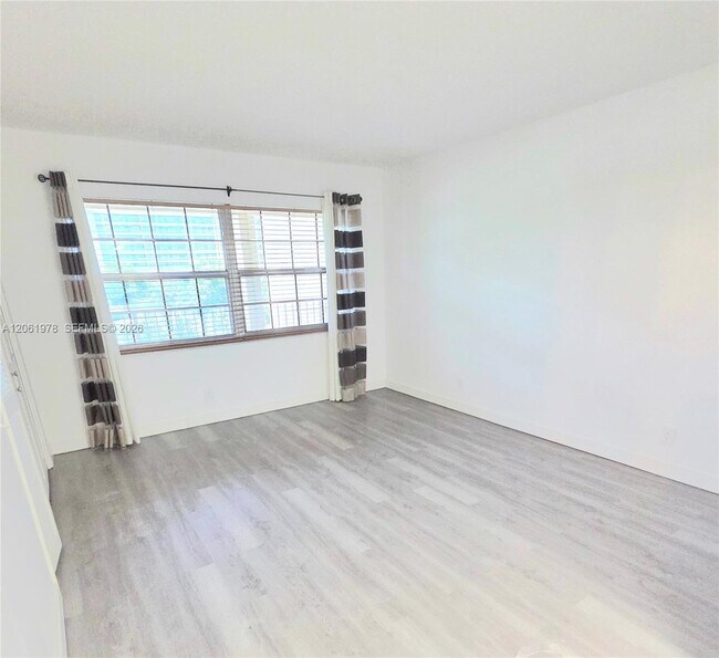 Building Photo - 4030 W Palm Aire Dr