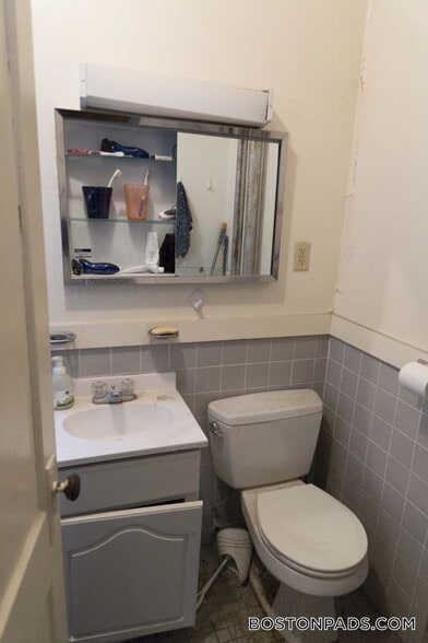 Building Photo - 137 Park Dr