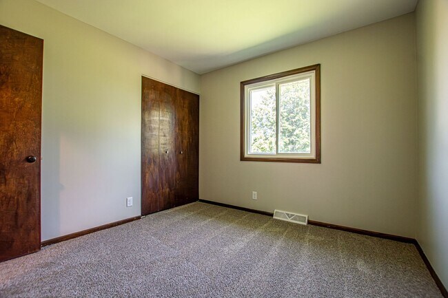 Building Photo - 3 Bedroom / 1.5 Bath with Fenced Backyard ...