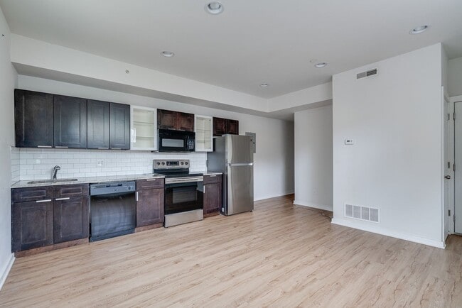 Building Photo - Newly Renovated Temple Apartments
