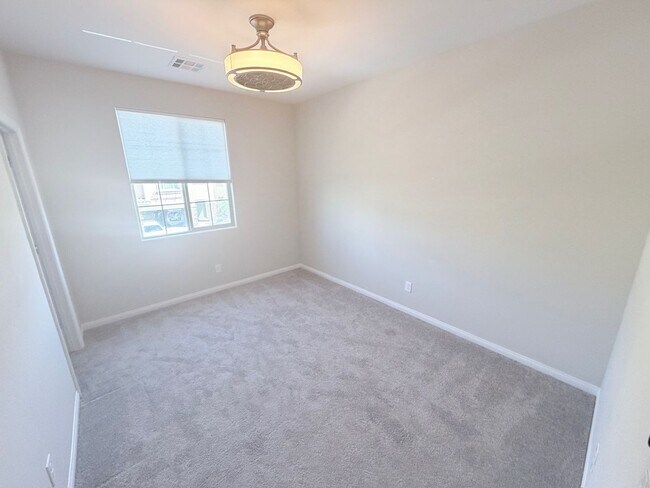 Building Photo - Unique Floorplan in Skye Canyon!
