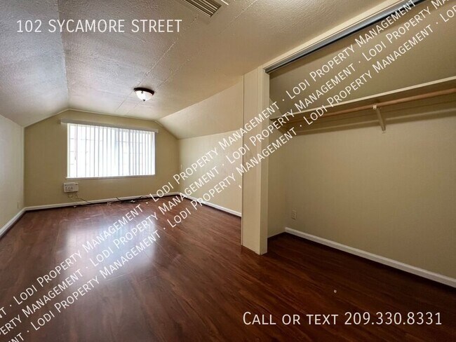 Building Photo - 102 Sycamore St