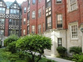 Building Photo - 1645 W Touhy Ave