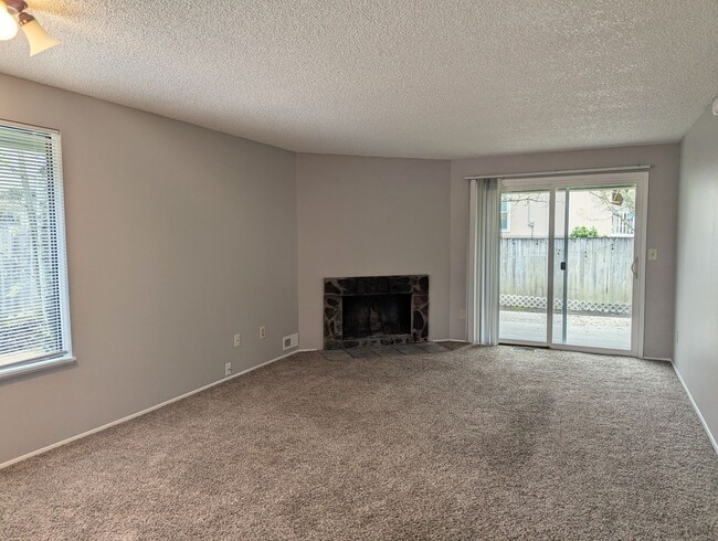 Building Photo - Beautifully Upgraded Duplex Tigard